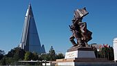 Hotel Ryugyong (kiri) dan Monumen Kemenangan Perang Pembebasan Tanah Air (kanan)