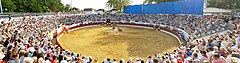 Vue panoramique des arènes de Morlanne durant la corrida, juin 2019