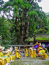 千年杉と神門の前で行われた棒振りの演舞