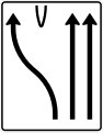 Zeichen 501-16 Überleitungstafel; Darstellung ohne Gegenverkehr: einstreifig nach links und zweistreifig geradeaus