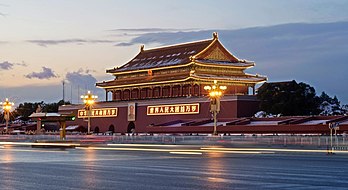 La porte de la Paix céleste (Tian'anmen) au crépuscule à Pékin (Chine). (définition réelle 4 032 × 2 200)