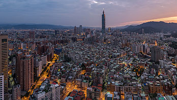 Fotografia panorâmica do nascer do sol em Taipé, capital de Taiwan. Ao fundo eleva-se o arranha-céu Taipei 101. (definição 8 871 × 5 003)