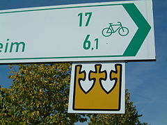 Markierung des Salier-Radwegs in Dirmstein