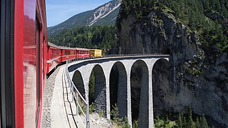 Vue du train à l'entrée du viaduc et du tunnel en 2016.