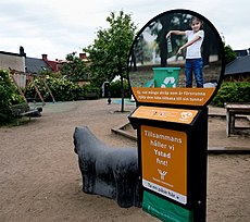 Loko por rubsakoj ĉe ludejo en centra Ystad 2020, iniciato de la komunumo por bremsi rubon en publikaj lokoj.