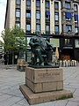 Per Hurums og ektefellen Asbjørg Borgfelts statue av Christian Krohg på Stortings plass ble fullført 1960.