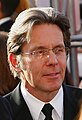 Gary Cole interpreta Ethan Hart