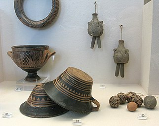 Tombe 33. Cimetière du Céramique. Xe siècle. Vases, "perles" d'argile et idoles-cloche (H. 8 cm) d'une tombe à crémation