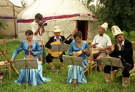 Muzikistoj el Kirgizio ludanta folklorajn instrumentojn, inter kiuj traversa fluto sybyzgy.