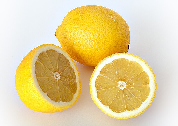Целый и разрезанный лимоны
