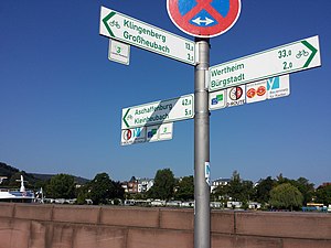 Hinweisschild an einer Radwegekreuzung in Miltenberg