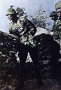 Mustafa Kemal a Gal·lípoli amb els seus soldats. 1915