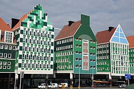 Het uit 2011 daterende gemeentehuis van Zaanstad, waarvan de architectuur is geïnspireerd op traditionele Zaanse huisjes