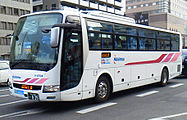 社番4704（三菱QRG-MS96VP） 2012年から再びハイデッカーが導入されている。現在は福岡-北九州線の運用から離れ西日本鉄道田川第二自動車営業所に転属し、筑豊特急で運用されている 2013年4月撮影