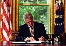 El presidente de los Estados Unidos, Bill Clinton, firma de letras de veto en 1997.