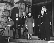 1957年10月、ワシントンD.C.の国立長老派教会（英語版）にて、アイゼンハワー大統領夫妻とともに