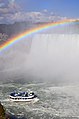 Un bateau de la compagnie Hornsblower en bas de la chute du Fer à Cheval (chutes du Niagara)