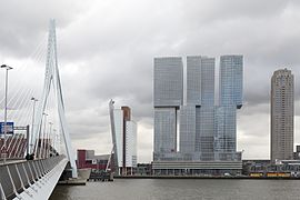 Panorama vu du nord, avec de gauche à droite : pont Érasme, théâtre Luxor, tour KPN, De Rotterdam, New Orleans.