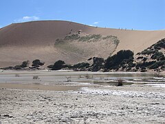 Laguna de carácter temporal formada en Sossusvlei después de una lluvia inusual en el mes de agosto que tuvo lugar 15 días antes de la foto.