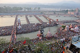 Haridwar, 14 avril 2010 : des pèlerins se rassemblent à Haridwar pour le dernier jour de baignade sainte. Photogramme du film documentaire Amrit, nectar d’immortalité[1].