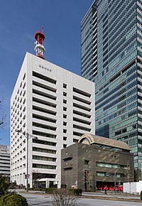東京消防庁本庁舎（奥の白い高層ビル。手前は丸の内消防署）