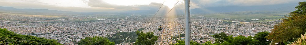 Teleférico ascendiendo al cerro San Bernardo, con una vista panorámica de la ciudad de Salta.