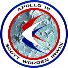 Logo d'Apollo 15, avec des ailes au-dessus de la surface lunaire.