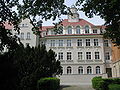 Schulgebäude mit Vorplatz und Vorgarten sowie Denkmal für die Opfer des Faschismus