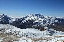 Bazardüzü is die hoogste piek met 4 466 m.