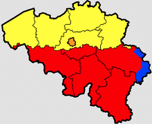 Mapa actual das rexións belgas: Flandres en amarelo, Valonia en vermello e Bruxelas-Capital en laranxa. A parte azul corresponde á comunidade xermano-falante da Valonia