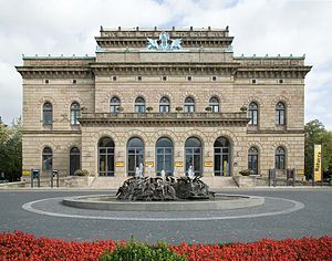 Westfassade „Großes Haus“ des Staatstheaters mit Cimiotti-Brunnen, Oktober 2006