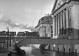 Isla de los Museos con el Museo de Pérgamo y el Museo Bode (1951).