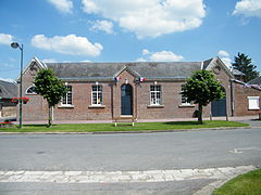 École longeant la rue principale.