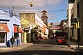 Un carrer de tons pastel prop del centre de Corrientes