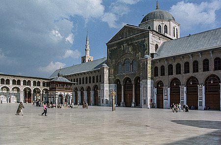 Dziedziniec z fontanną do ablucji, sienią wejściową z tzw. "Kopułą orła", w głębi widoczny minaret Jezusa