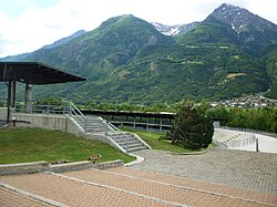 Vue panoramique de l'arène. À l'arrière-plan, le pic de Nona et le mont Père-Laurent