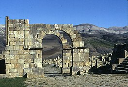 Porte est et entrée de la rue du théâtre