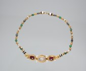 Collar; circa 200 AC; oro, piedra de luna, granate, esmeralda, cornalina, perla barroca y ágata; dimensión: 39.4 cm; Cleveland Museum of Art (Cleveland, Estados Unidos)