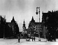 Die Kaiser-Wilhelm-Straße (heute Karl-Liebknecht-Straße) Richtung Norden an der Kaiser-Wilhelm-Brücke (Liebknechtbrücke). Im Hintergrund sichtbar ist die St. Marienkirche.