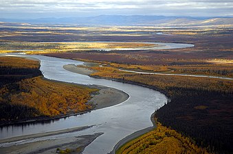 De rivier de Koyukuk vanuit de lucht in de herfst