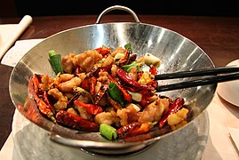 Un plat servi dans un wok (Hong Kong)