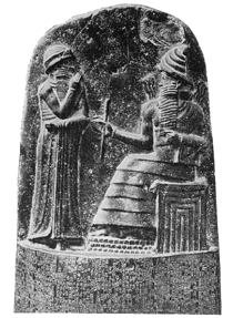 Samas (az ülő) és Hammurapi, az uralkodó törvényoszlopán