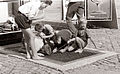 Otroci lovijo bankovce v kanalu na Grajskem trgu 1958