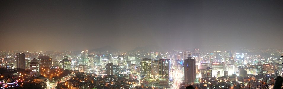 Seoul, ang kabisera ng Timog Korea (ROK), isa sa mga pinakamalaking lungsod sa mundo at isang pangunahing pusod ng pandaigdigang teknolohiya.