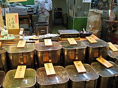 Thé en vrac dans une échoppe à thé de type traditionnel à Kyoto.