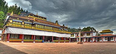 El monasterio de Rumtek en Sikkim was built under the direction of Changchub Dorje, 12th Karmapa Lama in the mid-1700s.[94]​