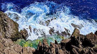 Waves crashing at the Flat Point Tide Pools, Saba.jpg