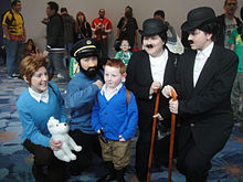 Groupe d'individus portant des costumes des personnages de la série.