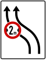 Zeichen 515-12 Verschwenkungstafel; Darstellung ohne Gegenverkehr und mit integriertem Zeichen 264 StVO auf Autobahnen: zweistreifig nach links