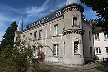 Photographie en couleur d'un château.